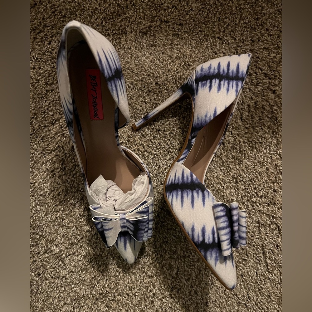 Never worn Betsy Johnson Prince P heel in Blue white